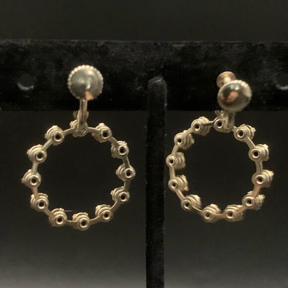 Vintage Emerald Green Rhinestone Gold Tone Circle Dangle Screwback Earrings - Picture 6 of 7